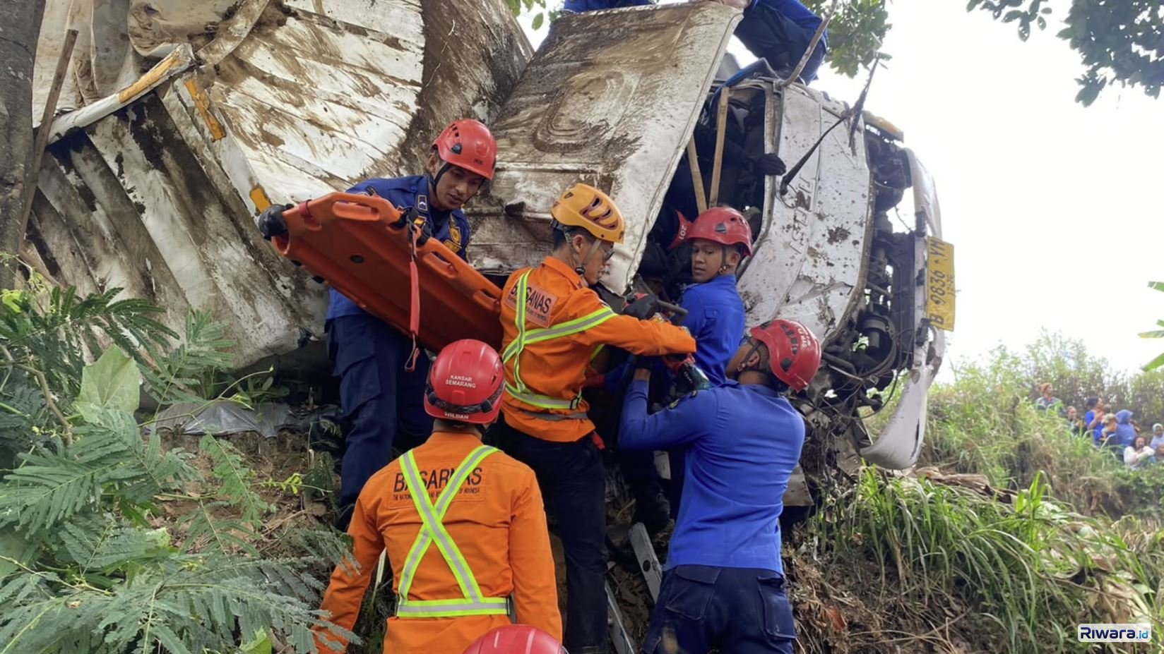 SAR gabungan mengevakuasi sopir truk yang terjepit di dalam kabin
